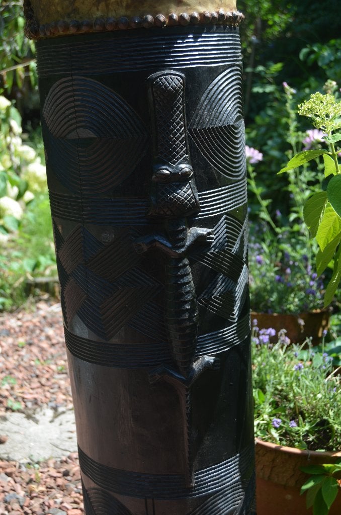 Fraai bewerkte Afrikaanse Djembeh / drum / trommel, Antiek en Kunst, Hout, Afrika, 114 cm, Houtsnijwerk