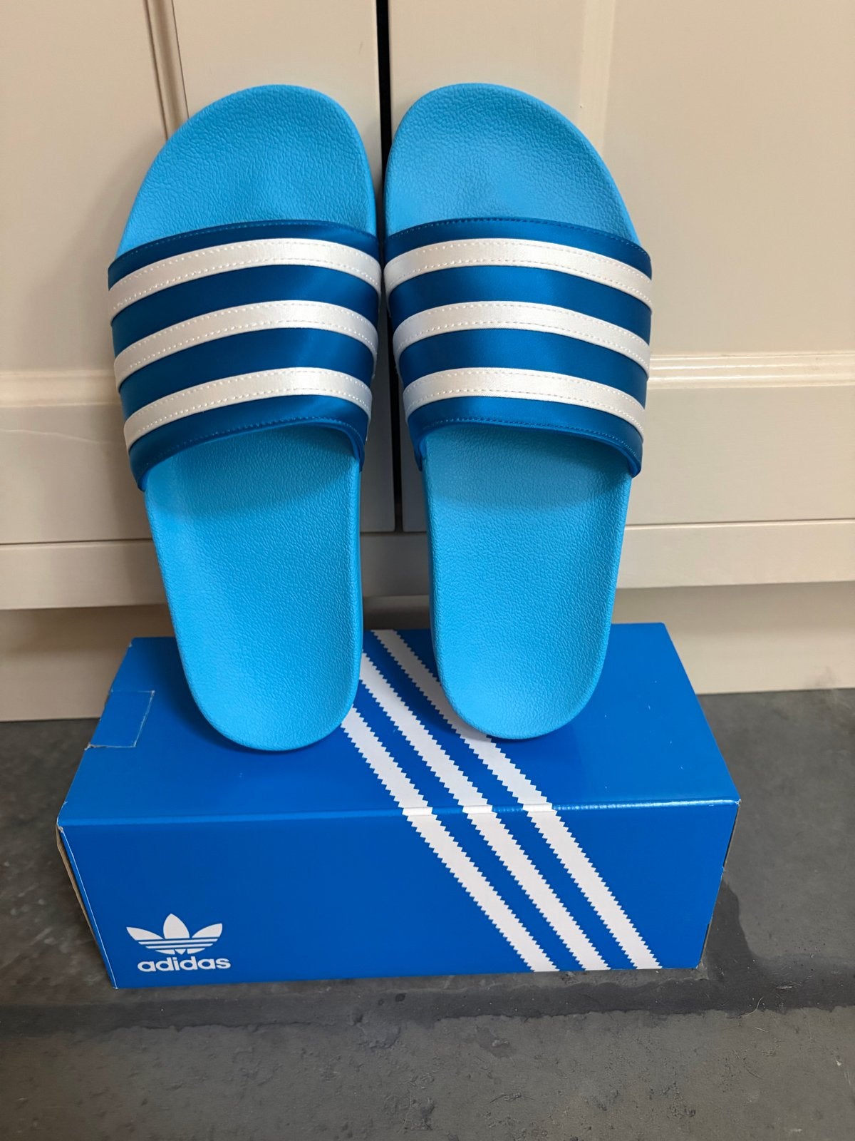 Adidas Adilette W slippers - Nieuw in doos, Ophalen of Verzenden, Nieuw, Blauw, Slippers
