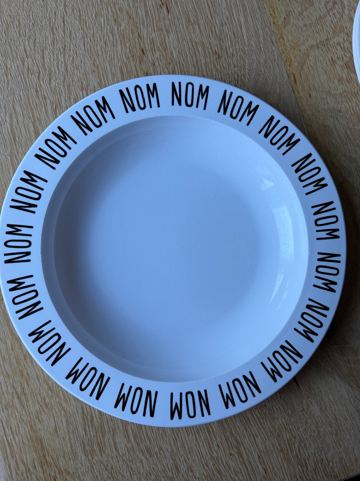 Design letter bord diep melamine 'Nom Nom Won Won', Huis en Inrichting, Keramiek, Ophalen of Verzenden, Zo goed als nieuw, Bord(en)