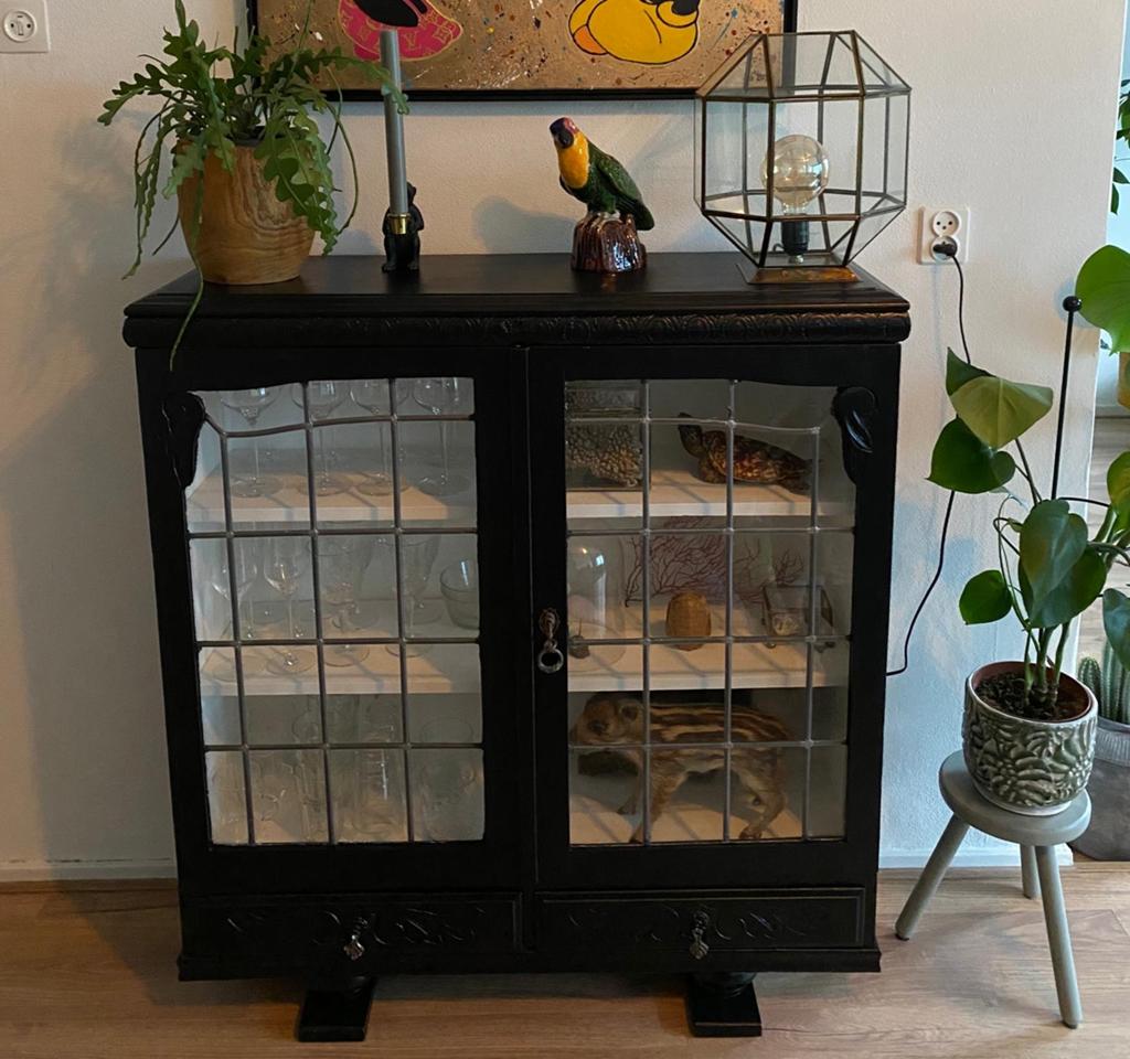 Zwart vitrinekast dressoir vintage met glas in lood deuren, Huis en Inrichting, Kasten | Vitrinekasten, Ophalen, 100 tot 150 cm