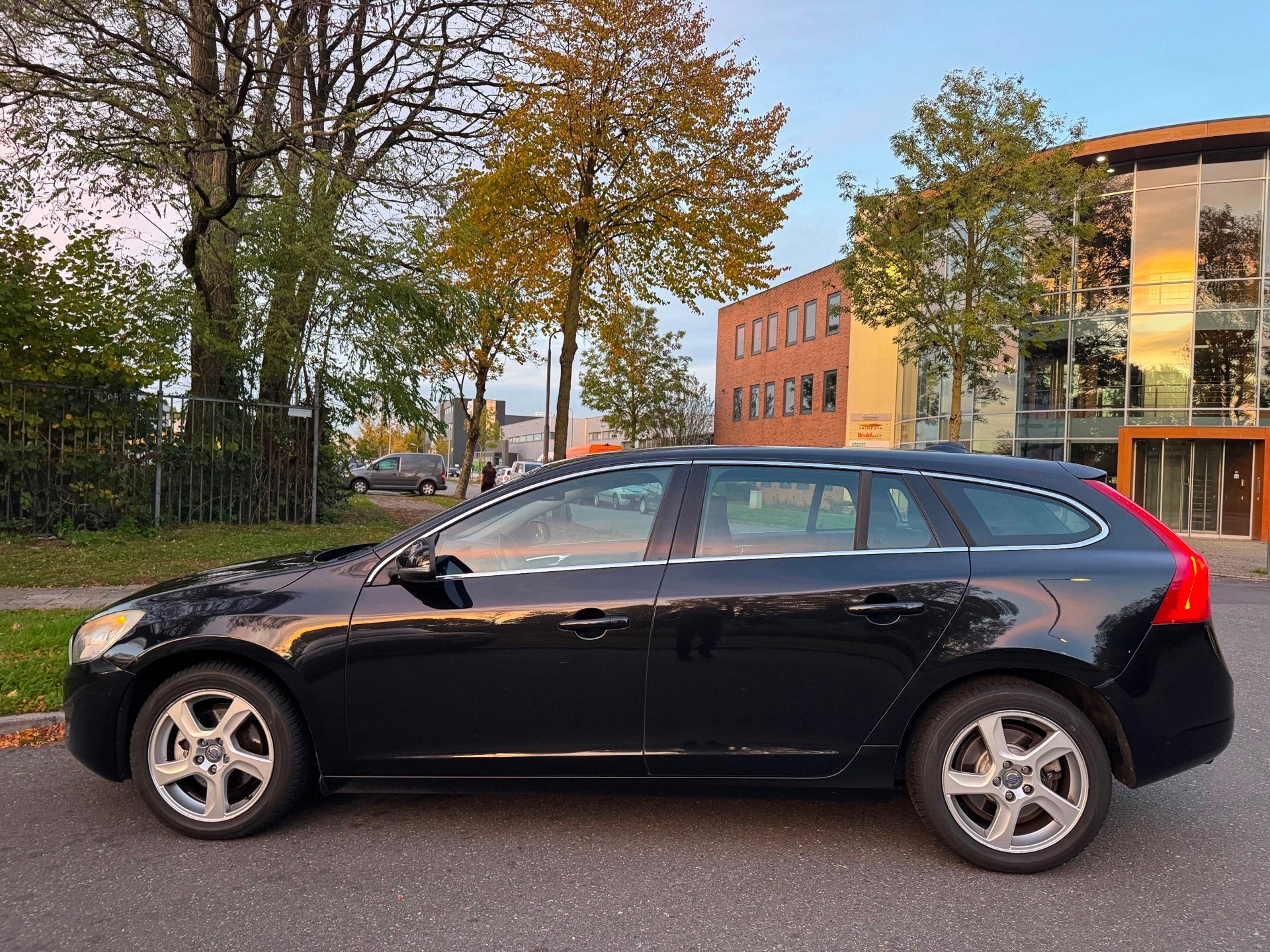 Volvo V60 1.6 T3 Momentum|TOPSTAAT|RIJD SCHAKELT PERFECT, Auto's, Gebruikt, 4 cilinders, 150 pk, Leder en Stof