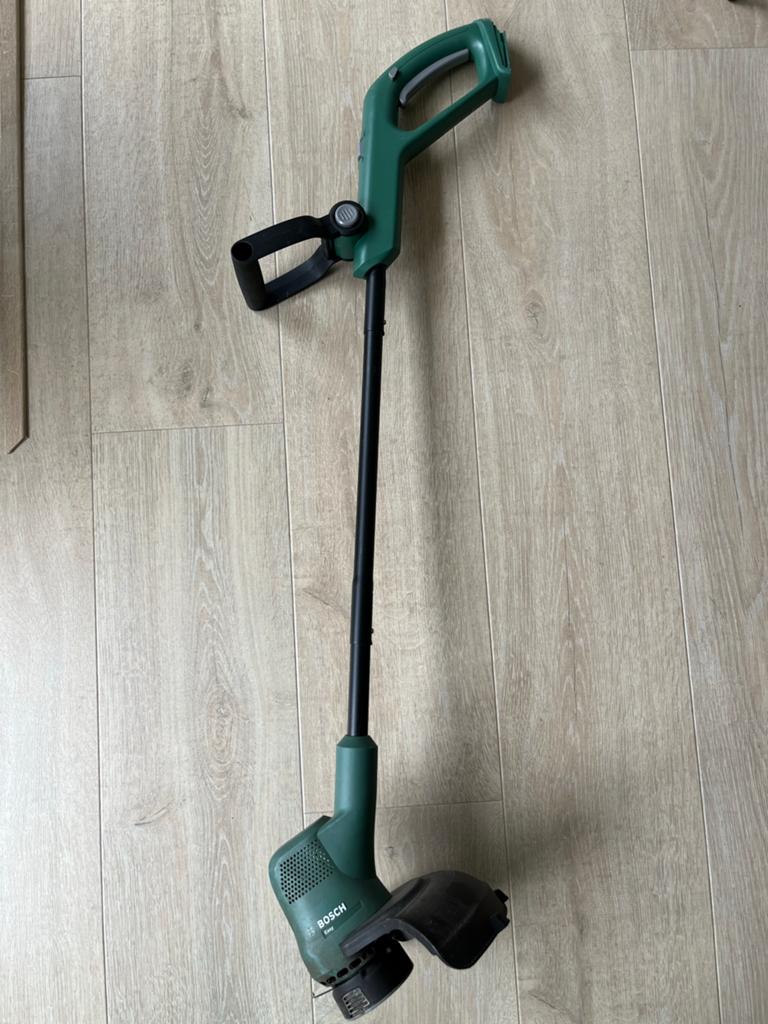 Bosch 18V Accu Strimmer EasyGrassCut (zonder accu), Tuin en Terras, Grasmaaiers, Ophalen, Cirkelmaaier, Gebruikt, Minder dan 30 cm