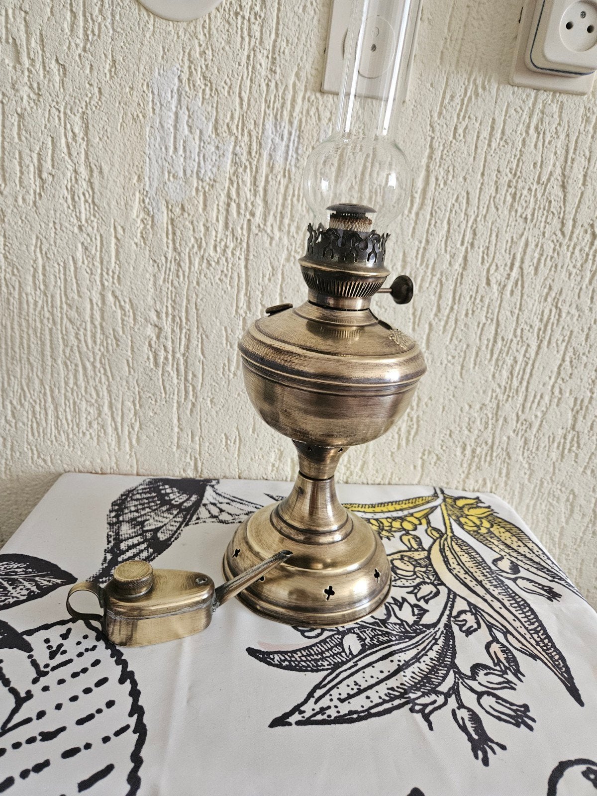 Antieke olielamp van messing met glazen kap, Ophalen