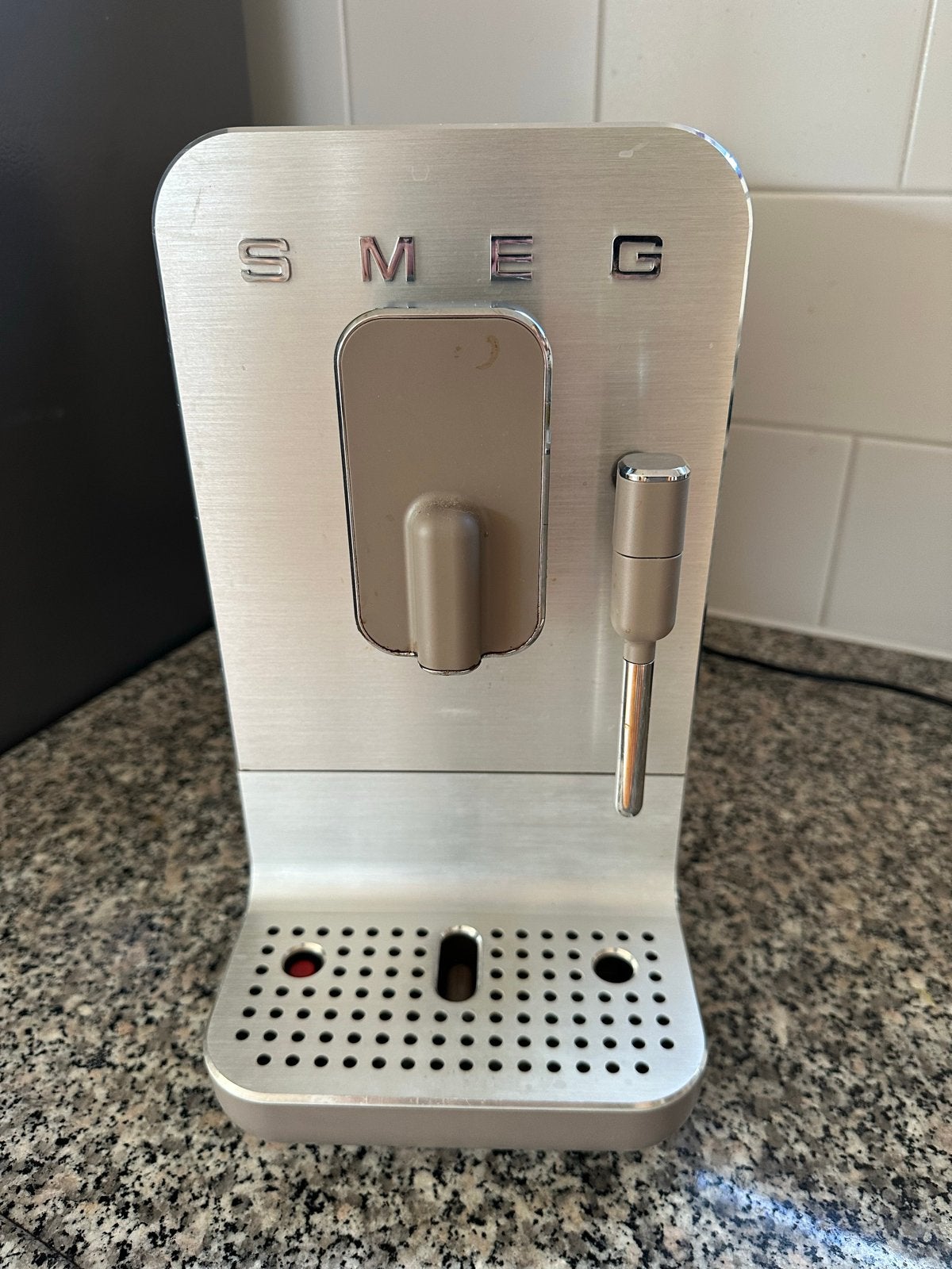 SMEG BCC12WHMEU Volautomatische Espressomachine Wit, Witgoed en Apparatuur, Koffiezetapparaten, Ophalen, Afneembaar waterreservoir