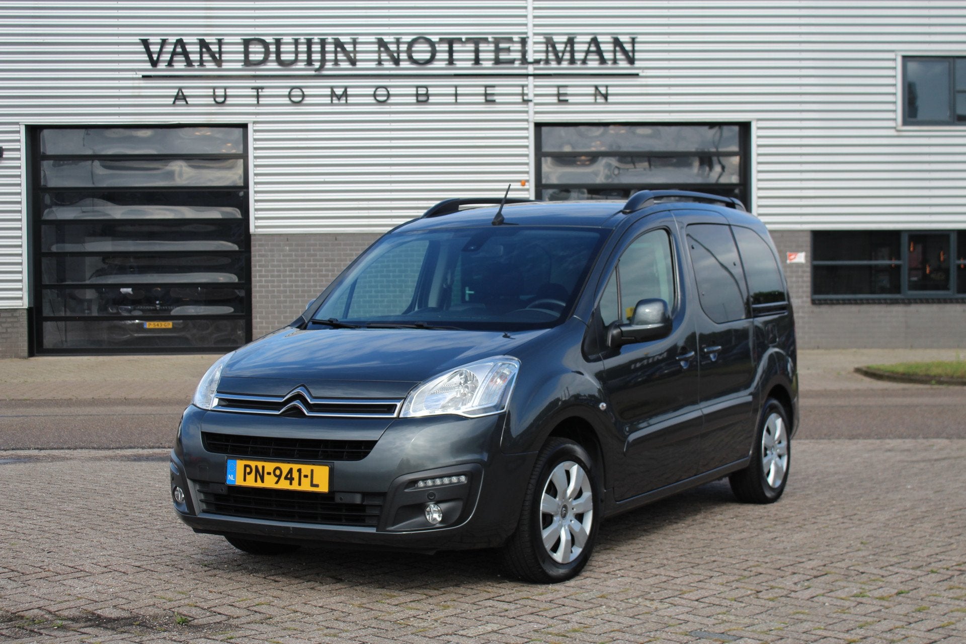 Citroën Berlingo 1.2 PureTech XTR / Carplay / Camera / Navi, Auto's, Voorwielaandrijving, Dealer onderhouden, Stof, Gebruikt