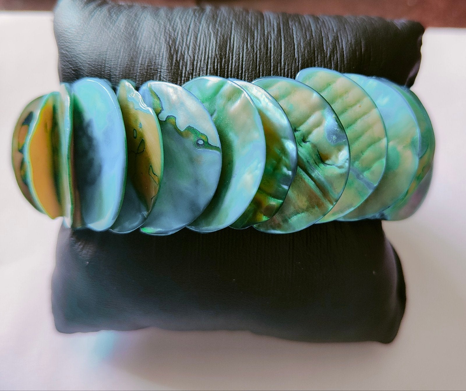Parelmoer elastische lichtblauwe schelp armband, Ophalen of Verzenden, Zo goed als nieuw, Blauw, Elastiek