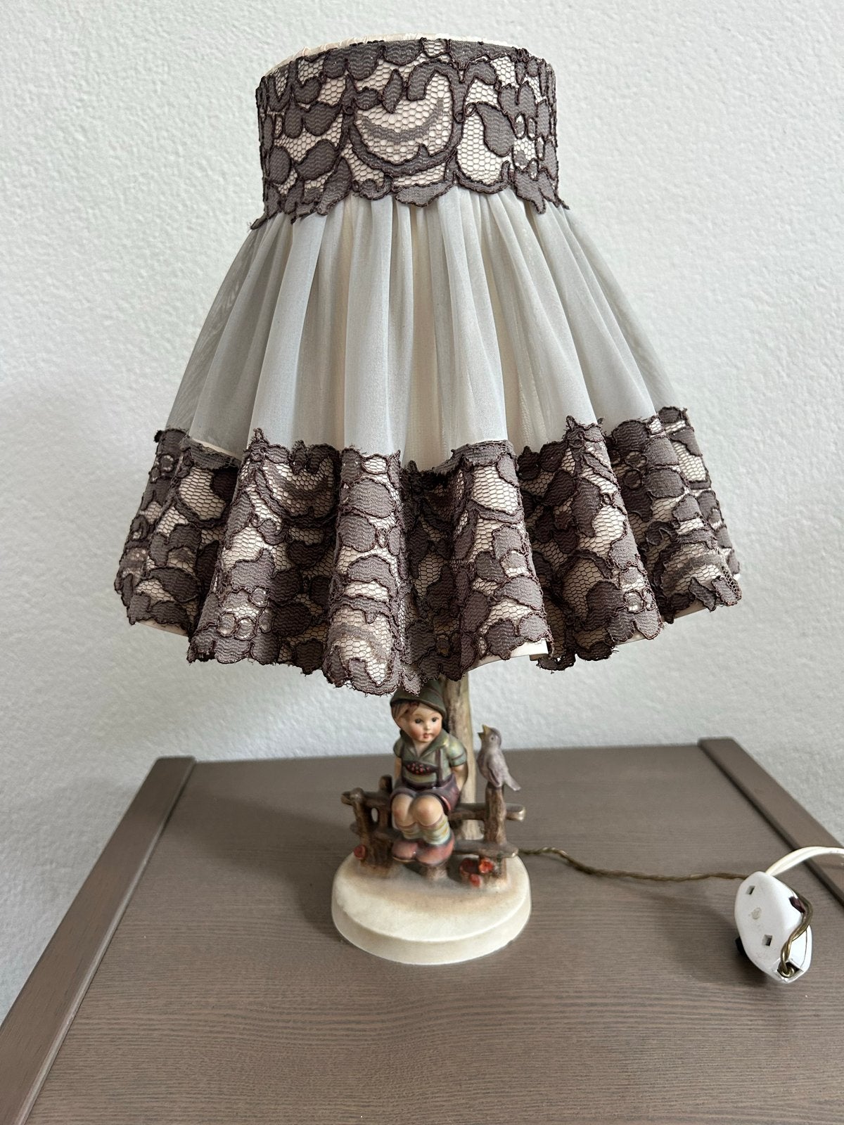 Vintage Tafellamp met Hummel Figuur en Kanten Kap, Ophalen