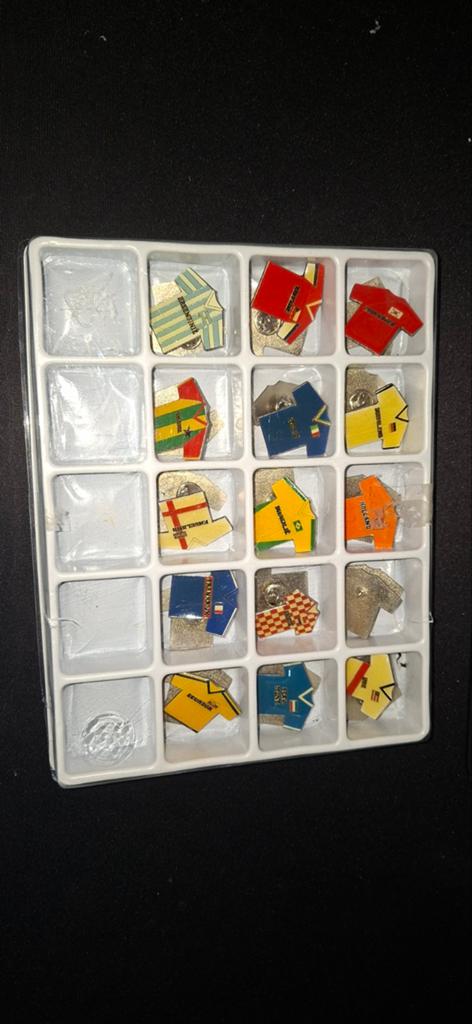Vintage verzameling voetbalshirt pins / speldjes, Ophalen of Verzenden