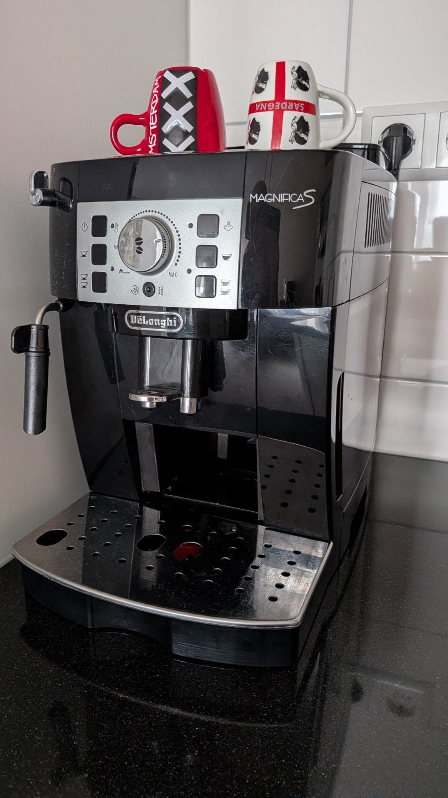 De'Longhi Magnifica S volautomatische espressomachine, Witgoed en Apparatuur, Ophalen, Gebruikt, Espresso apparaat, 2 tot 4 kopjes