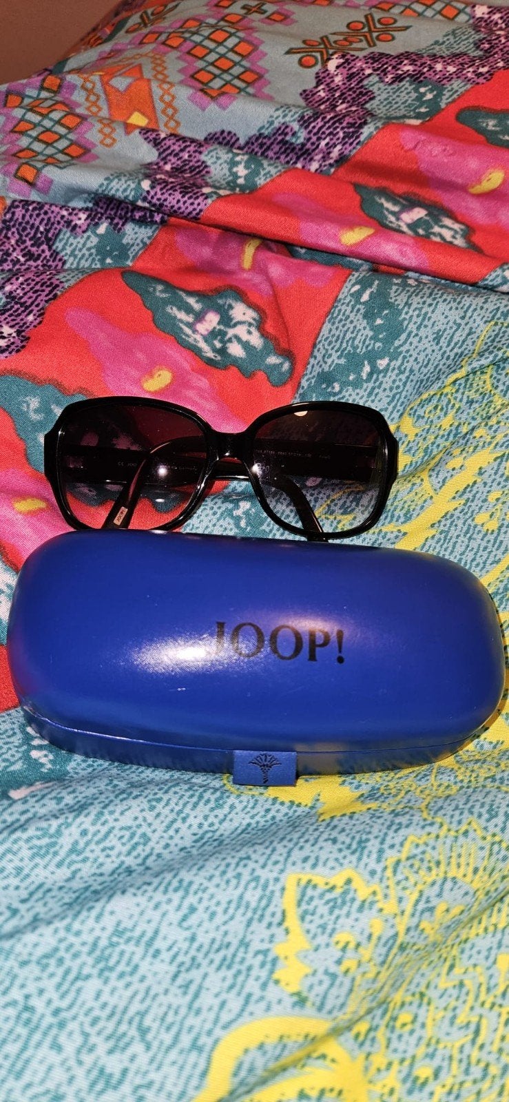 Joop! Zonnebril met etui - Zo goed als nieuw, Overige merken, Zonnebril, Zwart, Ophalen of Verzenden