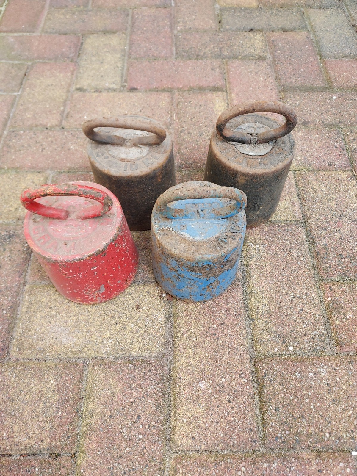 4 metalen bascule gewichten, Ophalen
