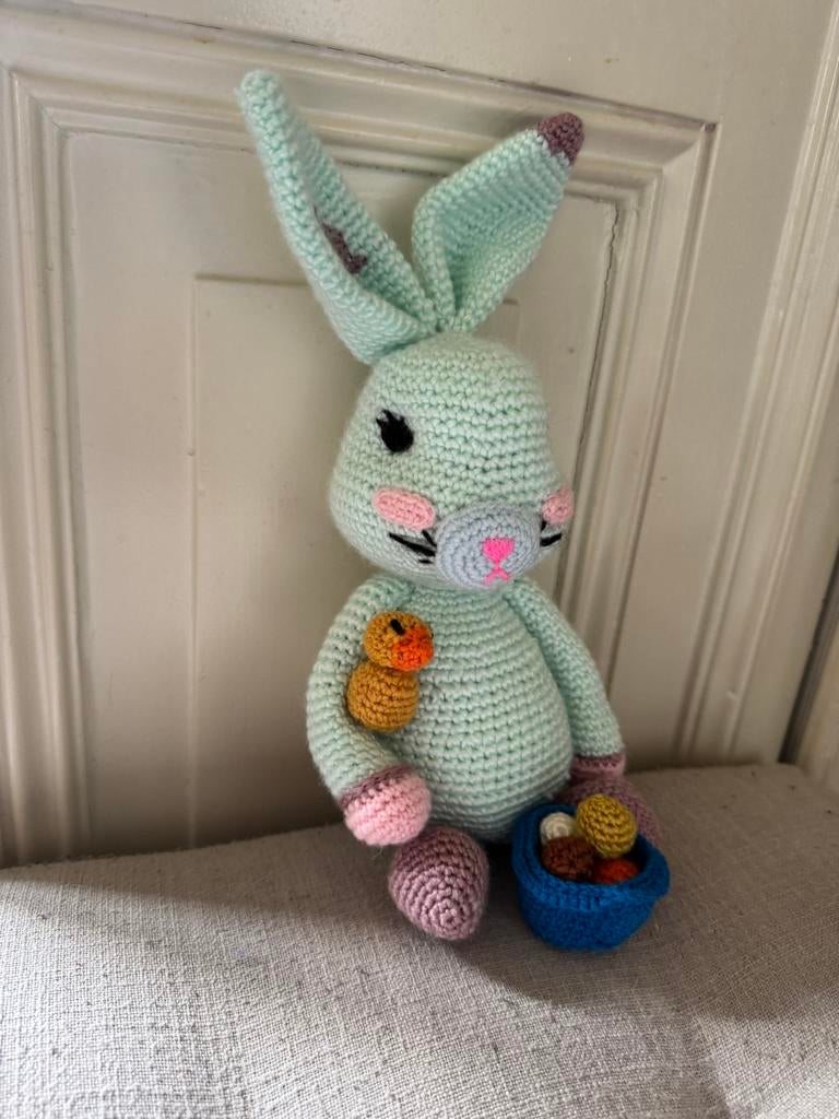 Gehaakte haas met kuiken en een mandje met eitjes, Hobby en Vrije tijd, Breien en Haken, Ophalen of Verzenden, Nieuw, Haken, Overige typen