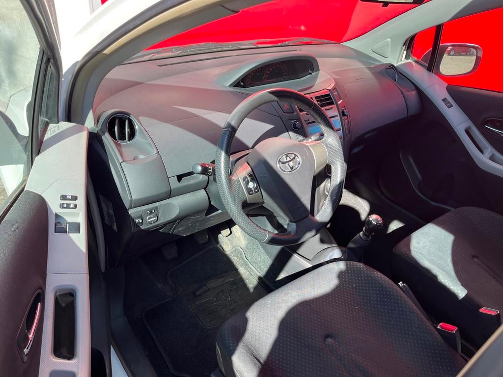 Toyota Yaris 1.3 VVTi 101pk Aspiration / Automatische airco, Auto's, Voorwielaandrijving, Stof, Zwart, 4 cilinders