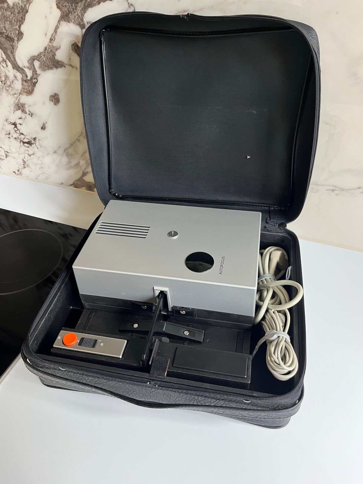 Vintage diaprojector met autofocus en draagkoffer, Ophalen, Gebruikt