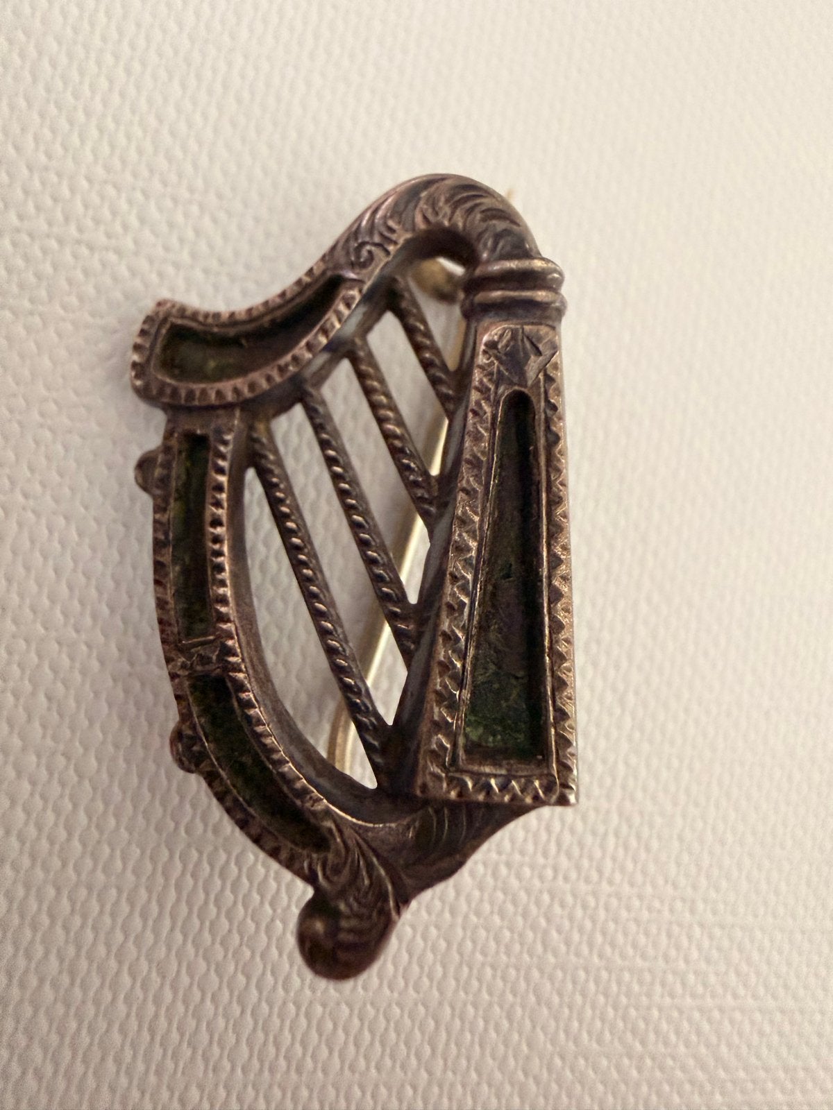 Vintage harp speldje, geschat uit de jaren '30, Overige materialen, Gebruikt, Bruin, Verzenden