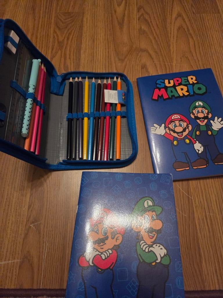 Super Mario gevulde etui met 2 schriften nieuw, Ophalen