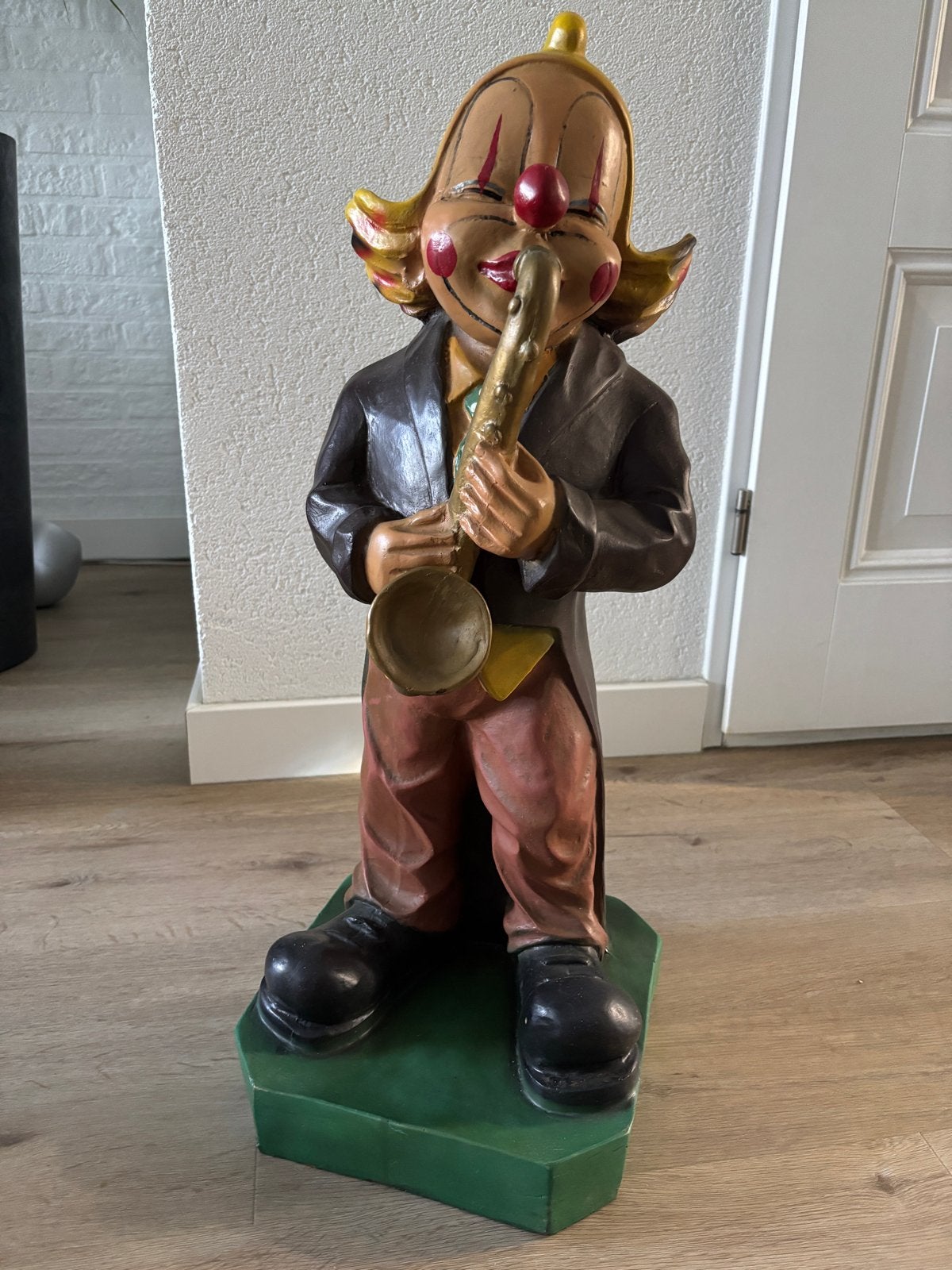 Grote clown met saxofoon - Decoratief beeld, Verzamelen, Beelden en Beeldjes, Ophalen, Zo goed als nieuw, Overige typen