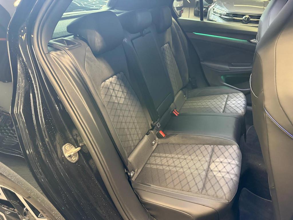 Volkswagen Golf 8.5 1.5 eTSI 3X R-Line 150PK|PANO|360 CAMERA, 12 maanden, 4 cilinders, Zwart, Bedrijf