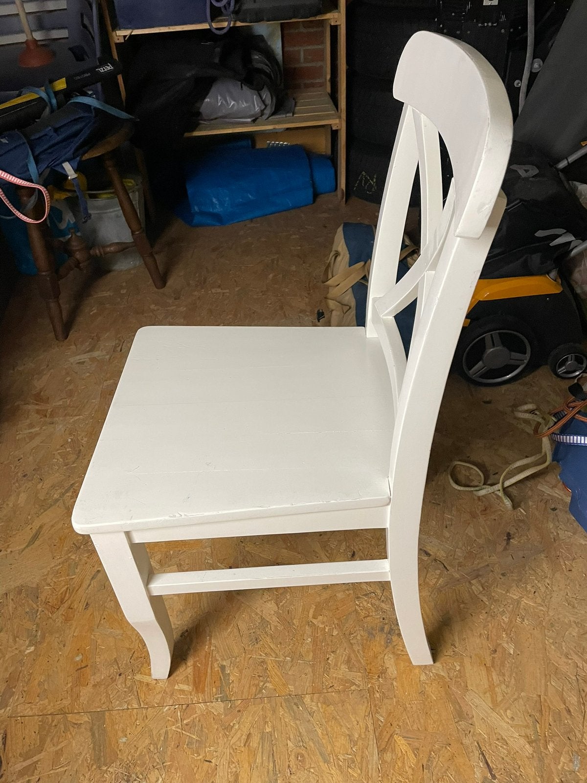 Witte houten stoelen met kruisrug (2 stuks), Ophalen, Gebruikt, Twee, Wit