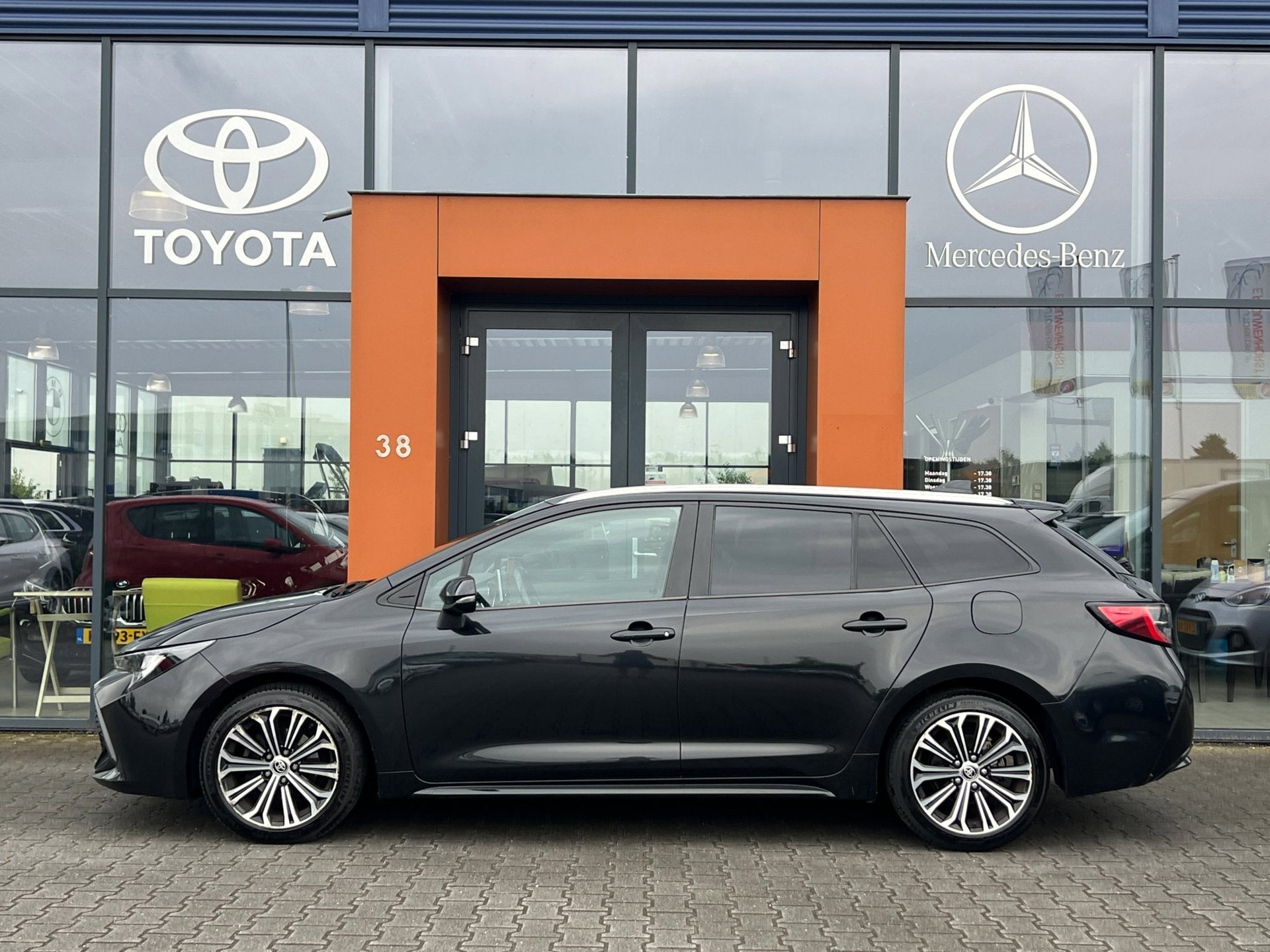 Toyota Corolla Touring Sports 1.2 Turbo Dynamic|Netto Export, Dealer onderhouden, 4 cilinders, Zwart, Origineel Nederlands