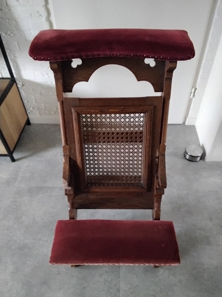 Antieke bidstoel met rotan en rood fluweel, Ophalen