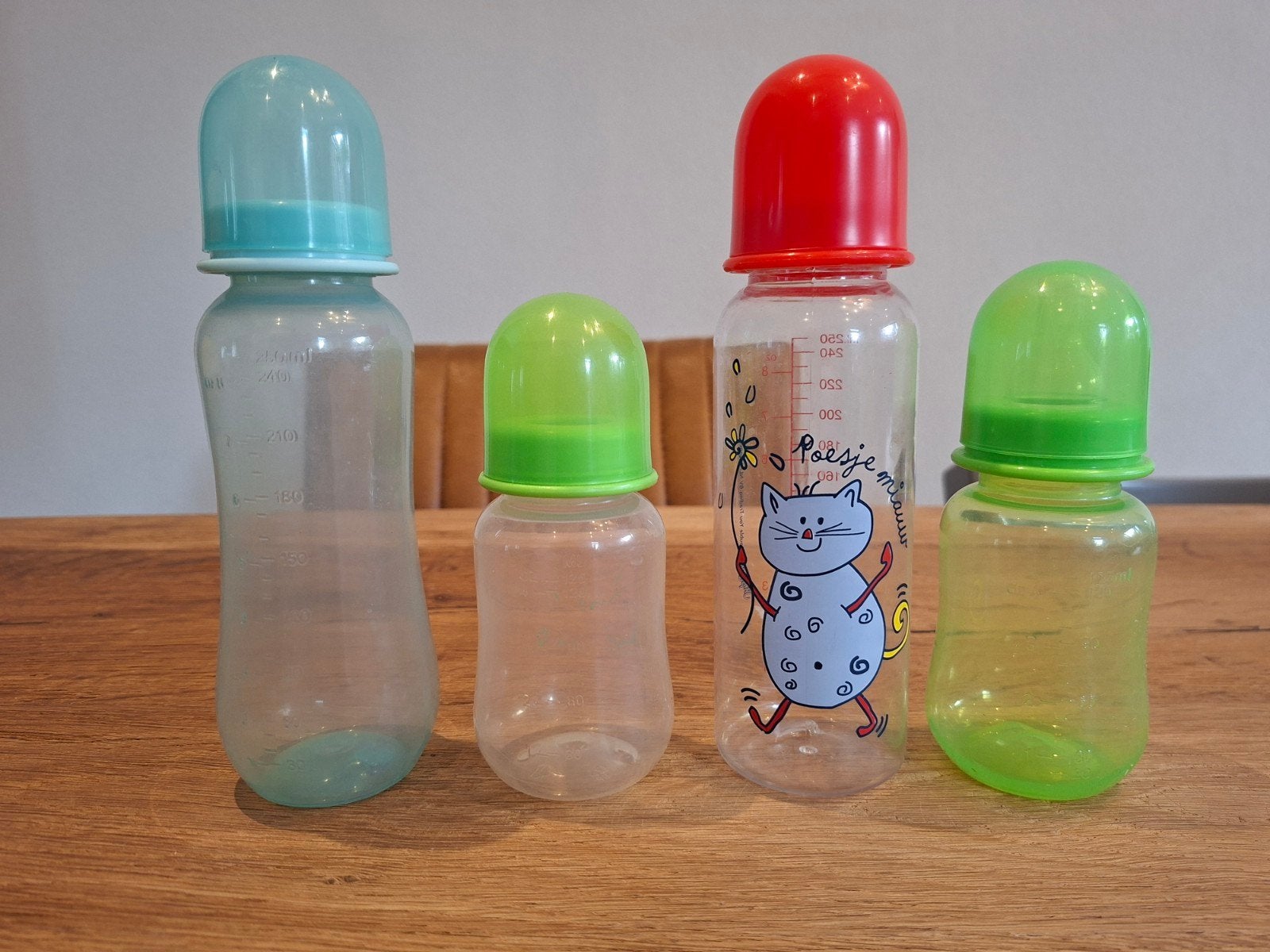 Set van 4 flessen waarvan 1 nieuw de andere wijnig gebruikt, Kinderen en Baby's, Overige merken, Gebruikt, Overige typen, Ophalen of Verzenden