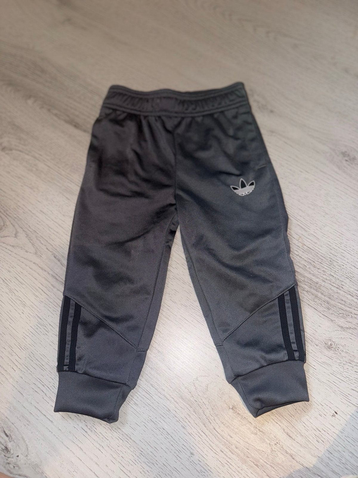 Adidas Primegreen Joggingbroek Grijs Maat 2-3 Jaar, Kinderen en Baby's, Kinderkleding | Overige, Ophalen of Verzenden, Zo goed als nieuw
