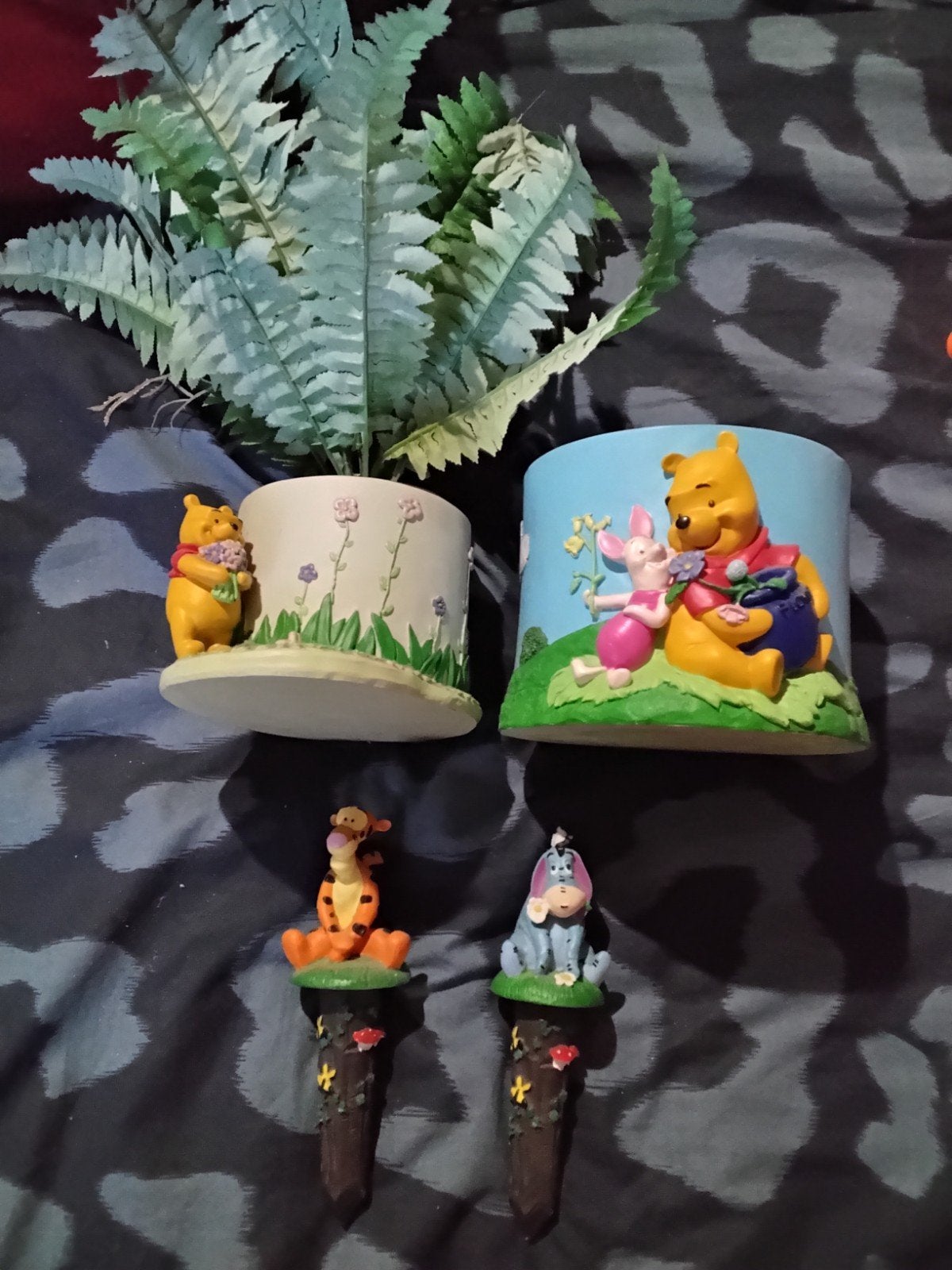 2x winnie de pooh bloempotten en plantenstekers bijna gratis, Ophalen, Zo goed als nieuw