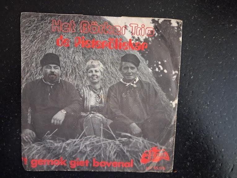 HET BÖRKER TRIO - DE PIETERÖLIEKAR - 7"-  nederlandstalig, Ophalen of Verzenden, Gebruikt, 7 inch, Levenslied of Smartlap