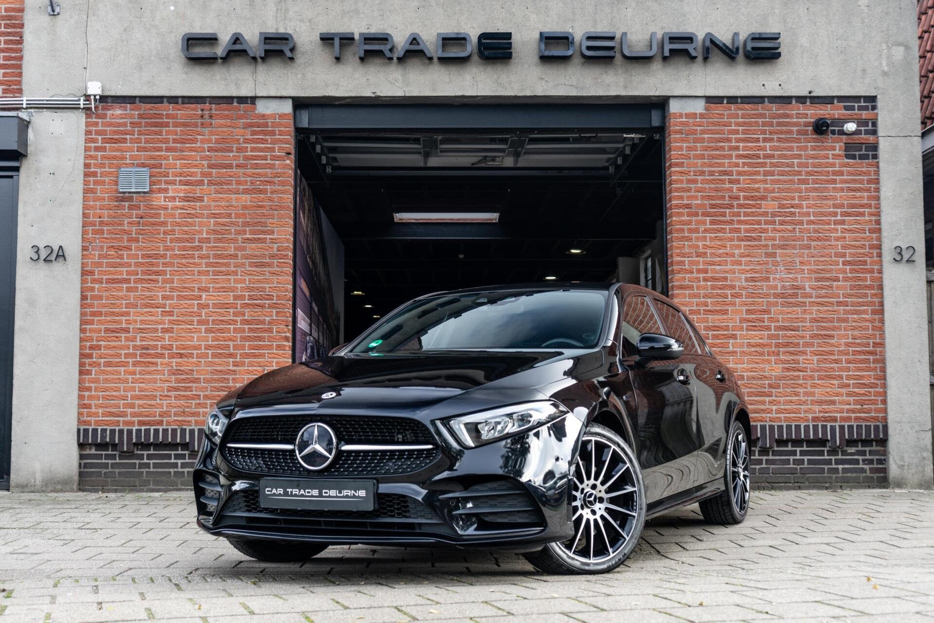 Mercedes A-klasse 250 e AMG Edition / Camera / Ambi, Gebruikt, Zwart, 4 cilinders, Alcantara