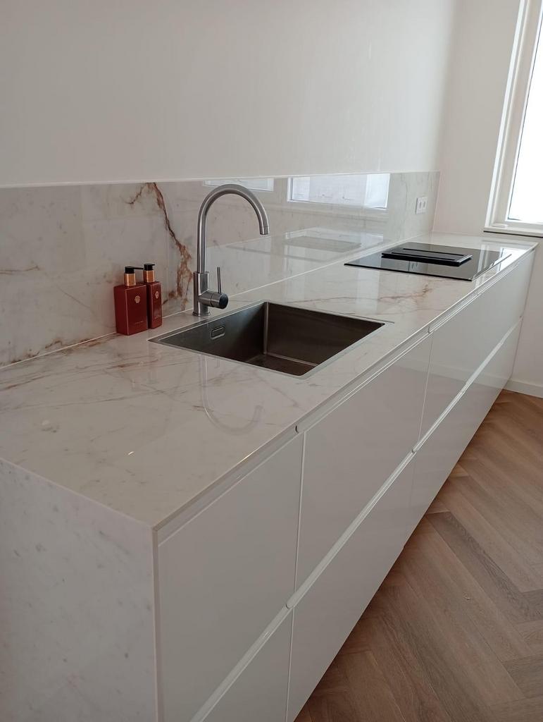 Moderne witte keuken met marmerlook blad, Wit, Enkelwandige keuken, Ophalen of Verzenden, Zo goed als nieuw