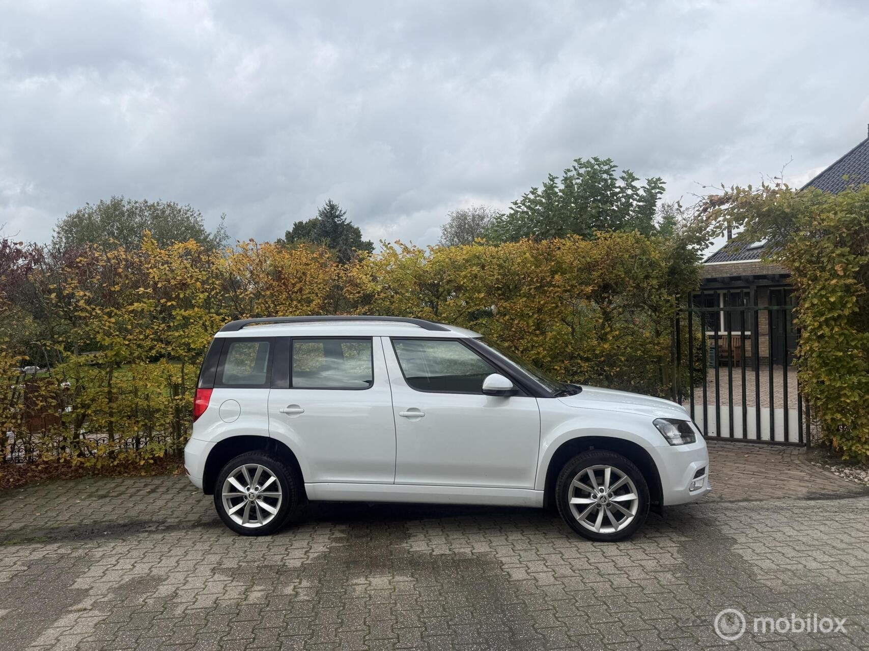 Skoda Yeti 1.2 TSI Elegance Automaat / Navigatie / Camera Ne, Auto's, Euro 5, Stof, Gebruikt, Zwart