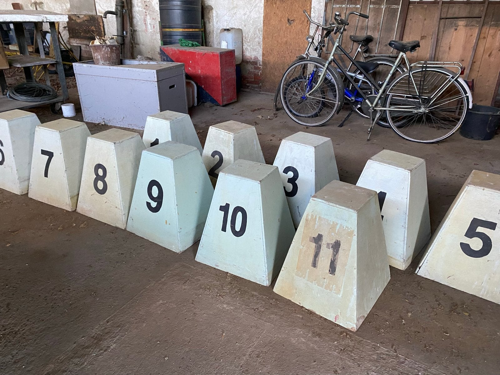 Set van 11 genummerde blokken/ hindernissen, Ophalen, Gebruikt