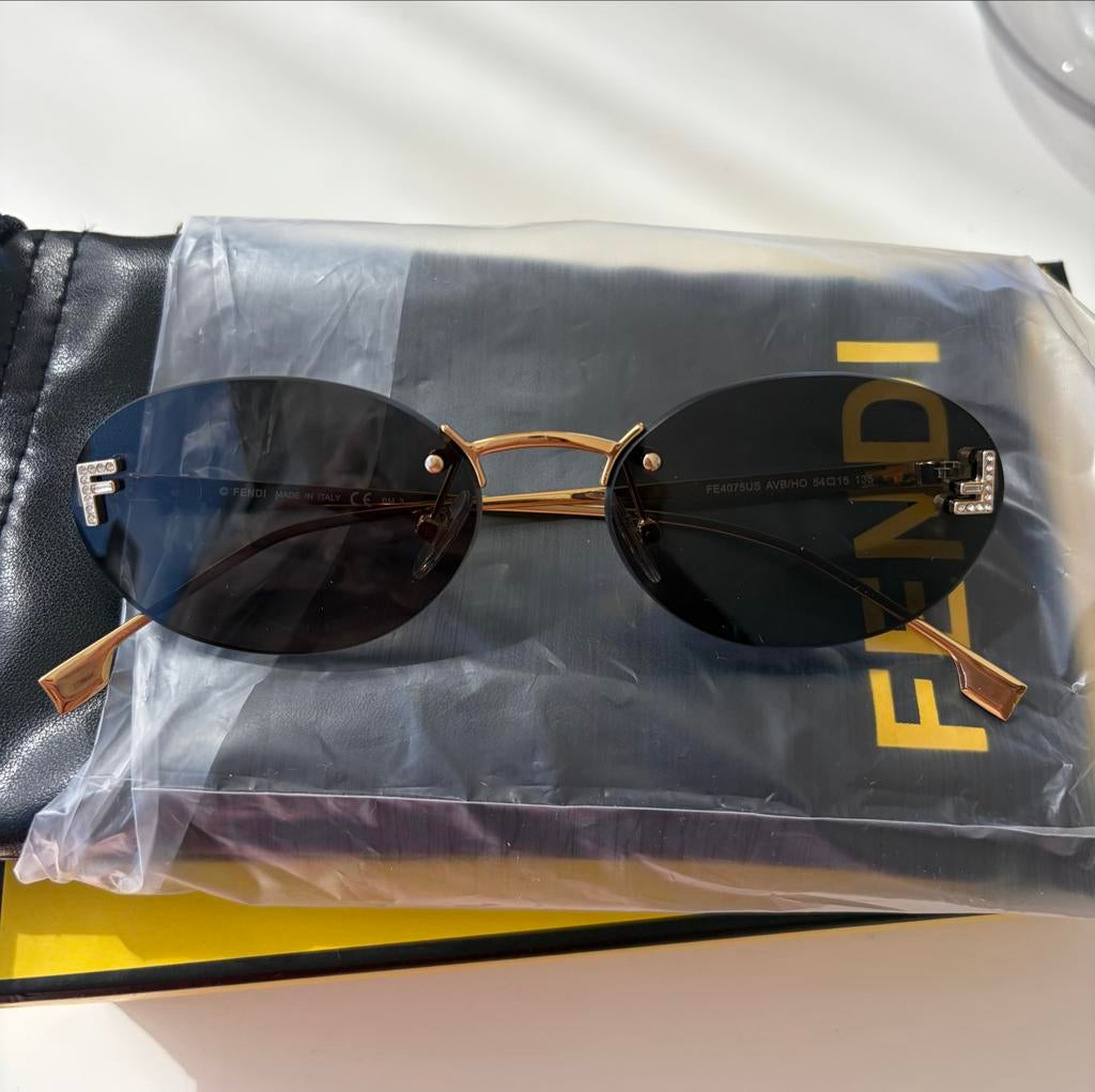 Fendi First Crystal Zonnebril Gouden Details Strass Letters, Overige merken, Zonnebril, Zwart, Nieuw