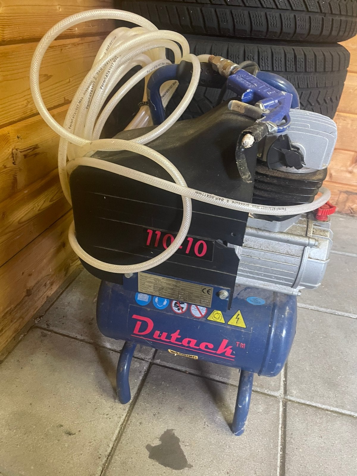 Dutack Compressor 110/0 - Compact en Krachtig, Ophalen, Gebruikt, 6 tot 10 bar, Minder dan 200 liter/min