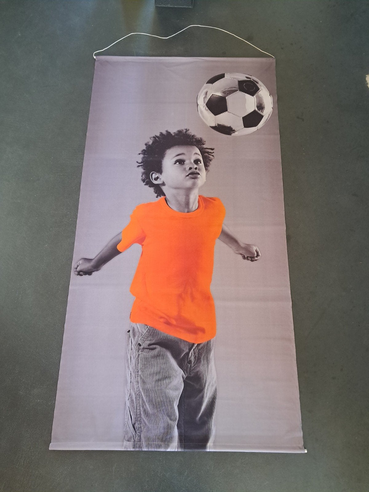 Wandkleed voetbal jongen in oranje shirt, Ophalen of Verzenden