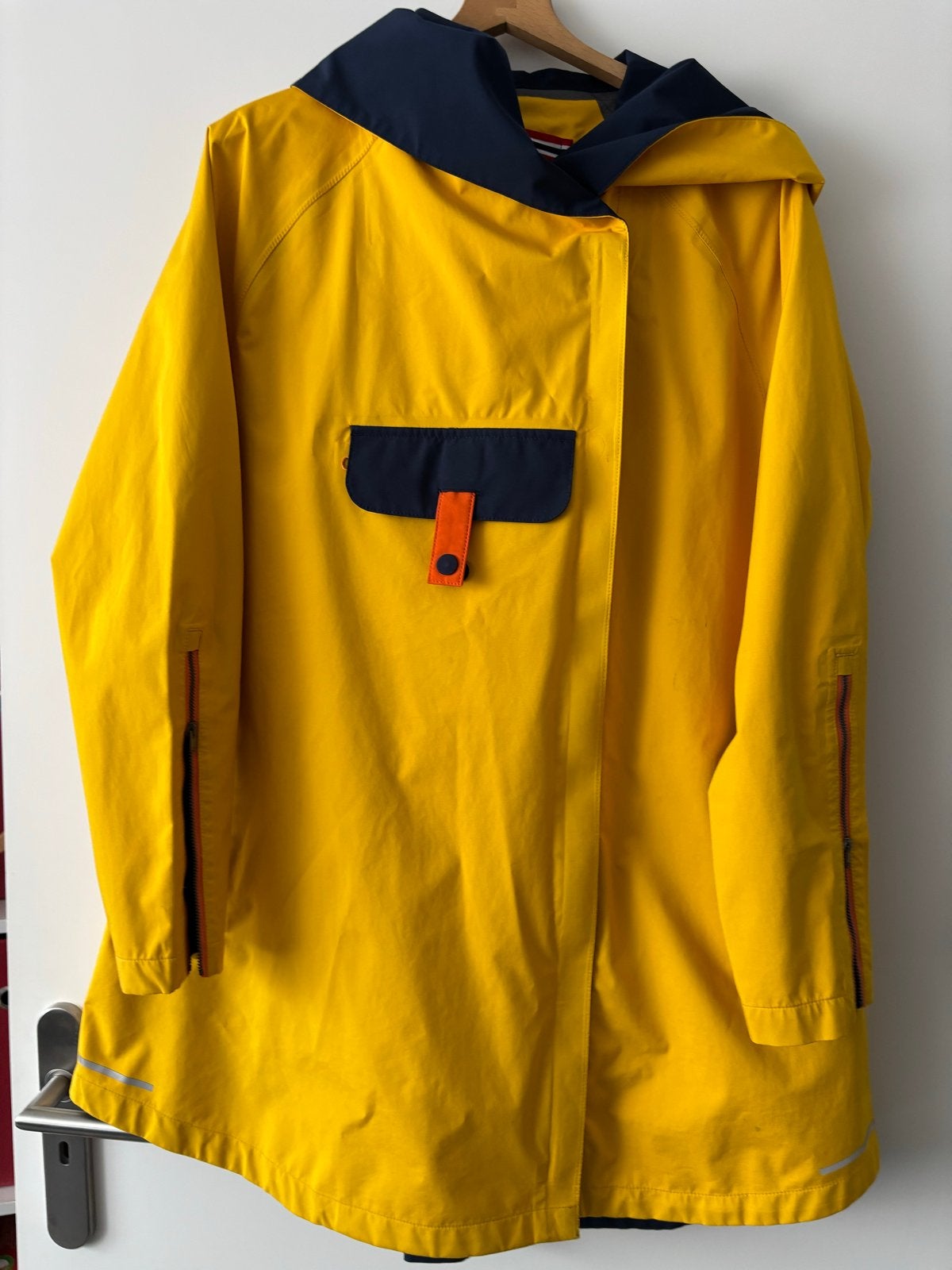 Gele regenjas met capuchon - Maat M, Kleding | Dames, Ophalen of Verzenden, Zo goed als nieuw, Maat 38/40 (M), Geel
