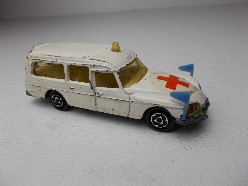 1966 Majorette 206 CITROEN DS 21 AMBULANCE + 2 x BLAUWE VLAG, Ophalen of Verzenden, Gebruikt, Auto, Majorette