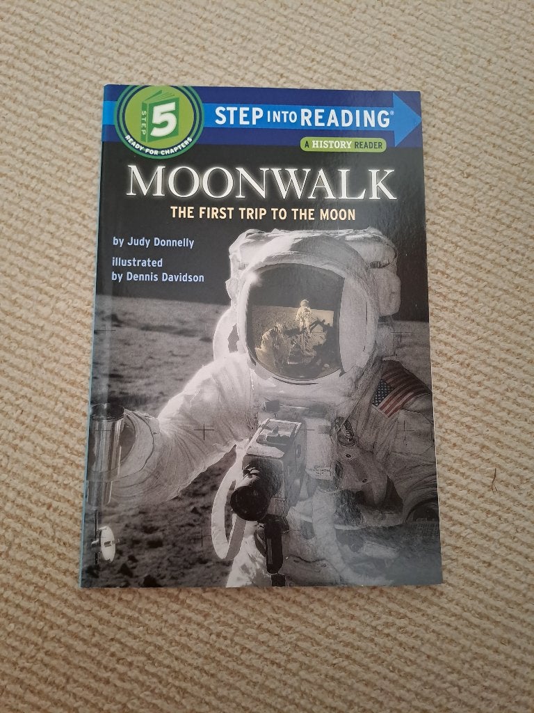 Moonwalk: The First Trip to the Moon, Ophalen of Verzenden, Zo goed als nieuw, Judy Donnelly, Non-fictie
