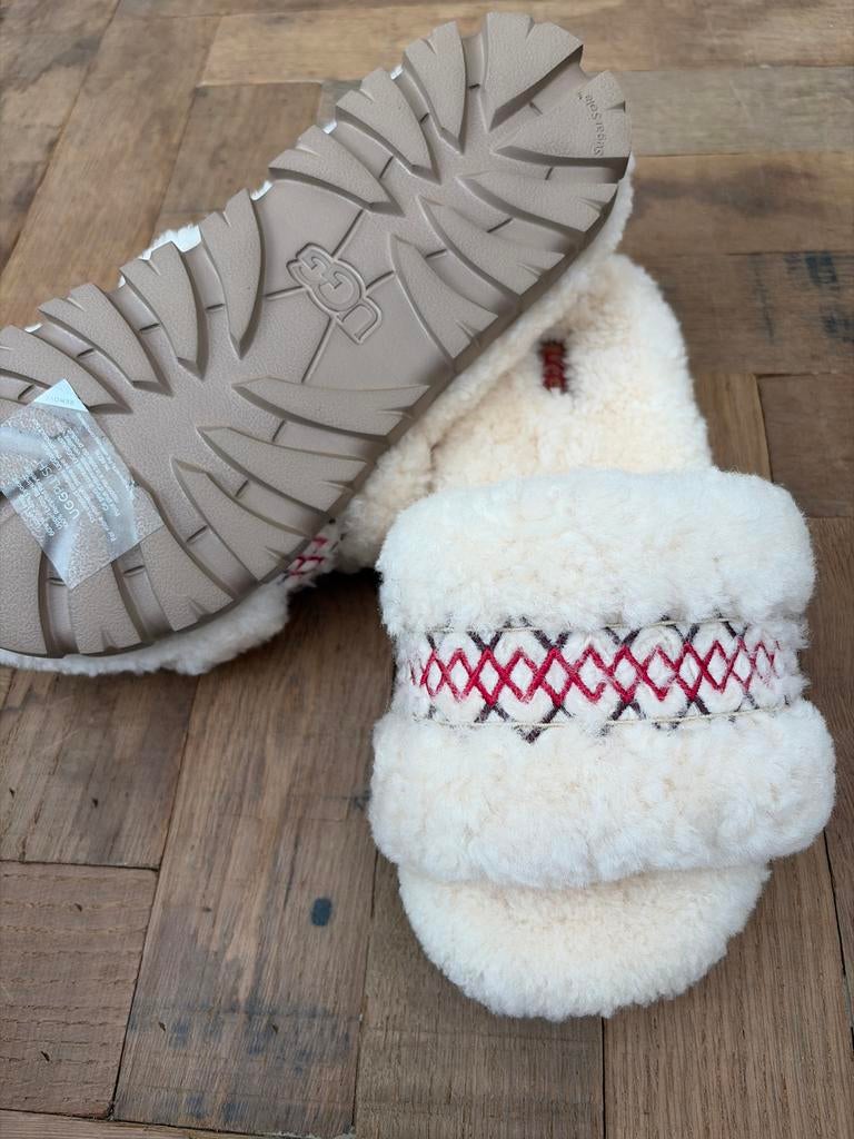 Ugg slippers wit met patroon mt 39 valt groot, Verzenden, Nieuw, Wit, Slippers