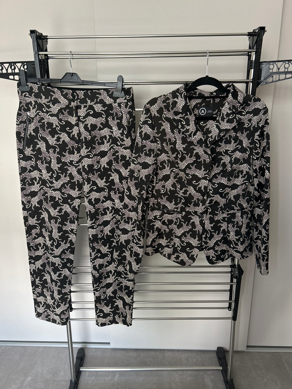 Jane Lushka Panterprint Pak - Blazer & Broek zwart met beige, Kleding | Dames, Broeken en Pantalons, Zwart, Maat 42/44 (L), Ophalen of Verzenden
