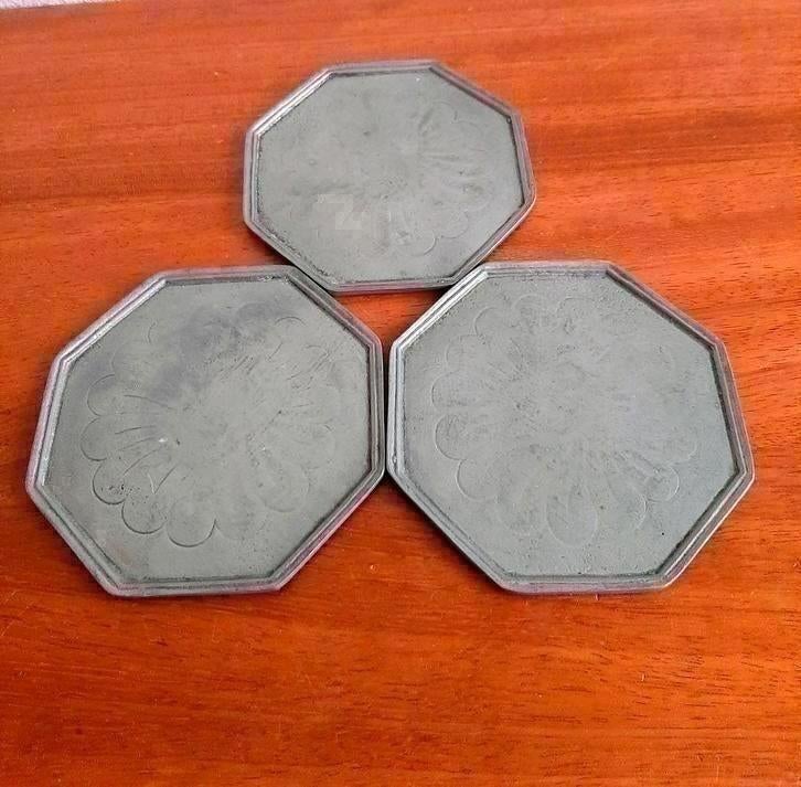 3 vintage grote bewerkte tinnen onderzetters, Ophalen of Verzenden, Zo goed als nieuw