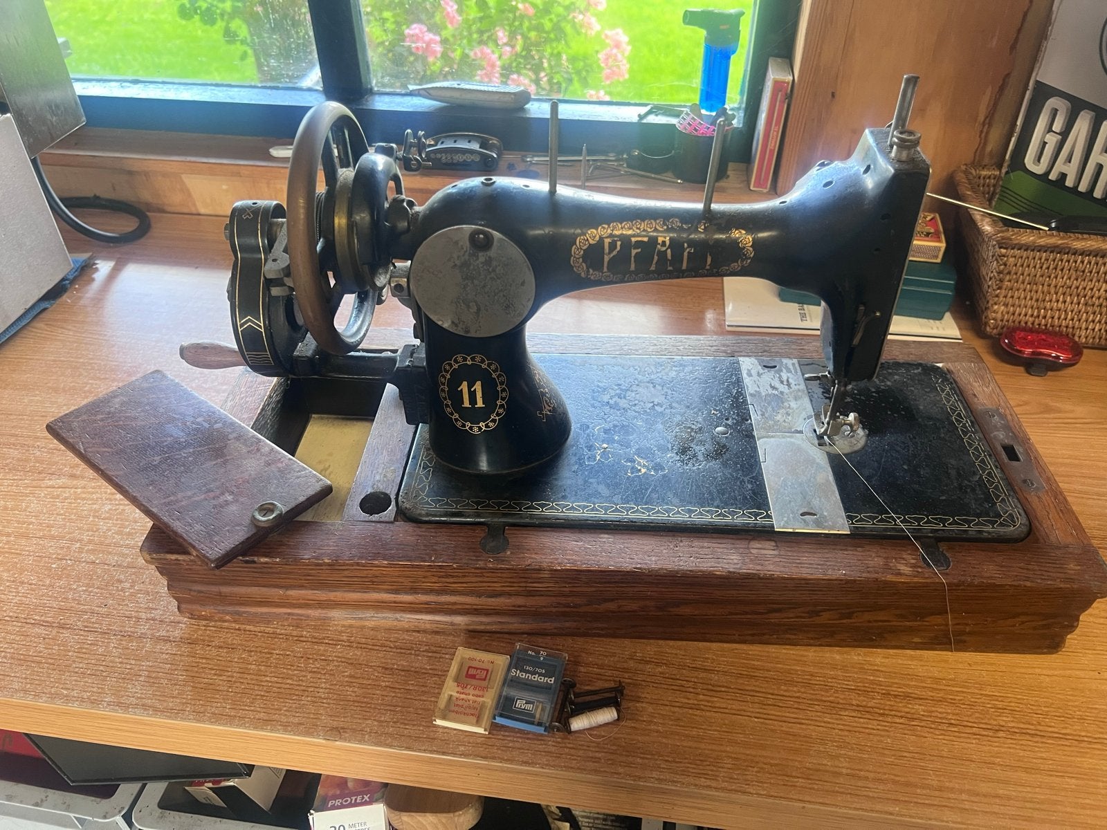Antieke Pfaff naaimachine met houten onderstel, Ophalen