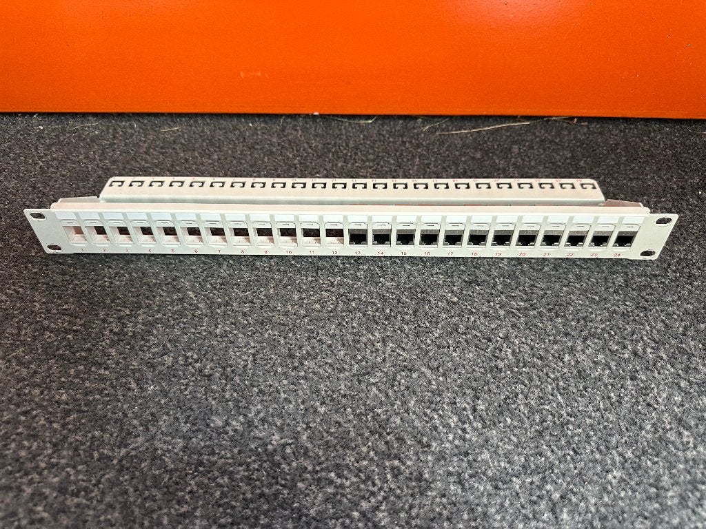 19" / 24-poorts Patchpaneel - gevuld met 12x UTP doorsteek, Ophalen of Verzenden, Gebruikt