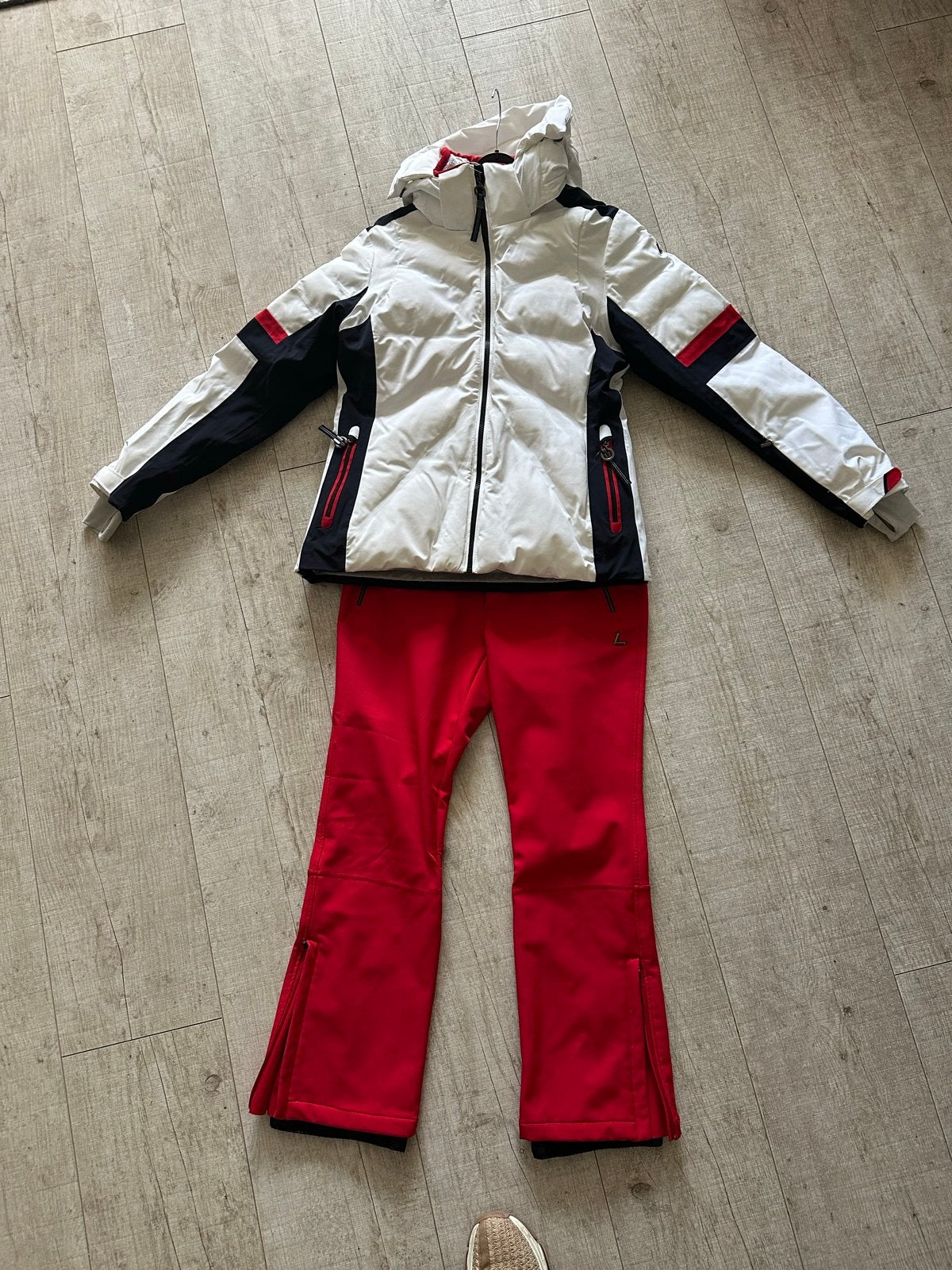 Luhta ski-jas mt 42 en Luhta skibroek dames mt 40, Kleding | Dames, Ophalen, Zo goed als nieuw, Maat 42/44 (L), Pak