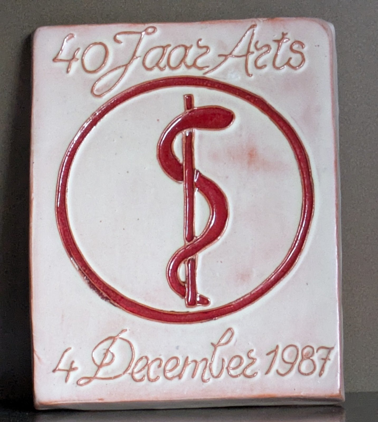 Ad Rommens reliëf tegel esculaap arts geneeskunde unica, Ophalen of Verzenden