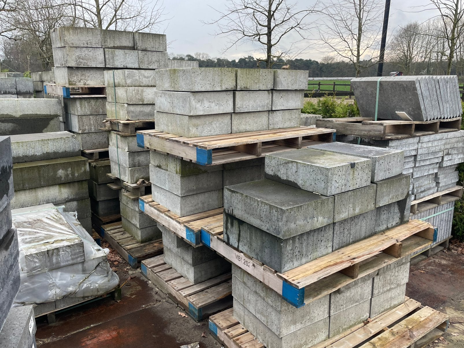 Oud Hollandse halve traptrede 50x40 en 50x37 cm RESTPARTIJ, Ophalen, Nieuw, Beton, Terrastegels