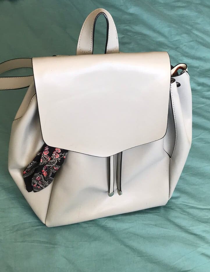 Zara rugtas licht Grijs met zwarte details leuke zomer tas, Sieraden, Tassen en Uiterlijk, Tassen | Damestassen, Ophalen of Verzenden