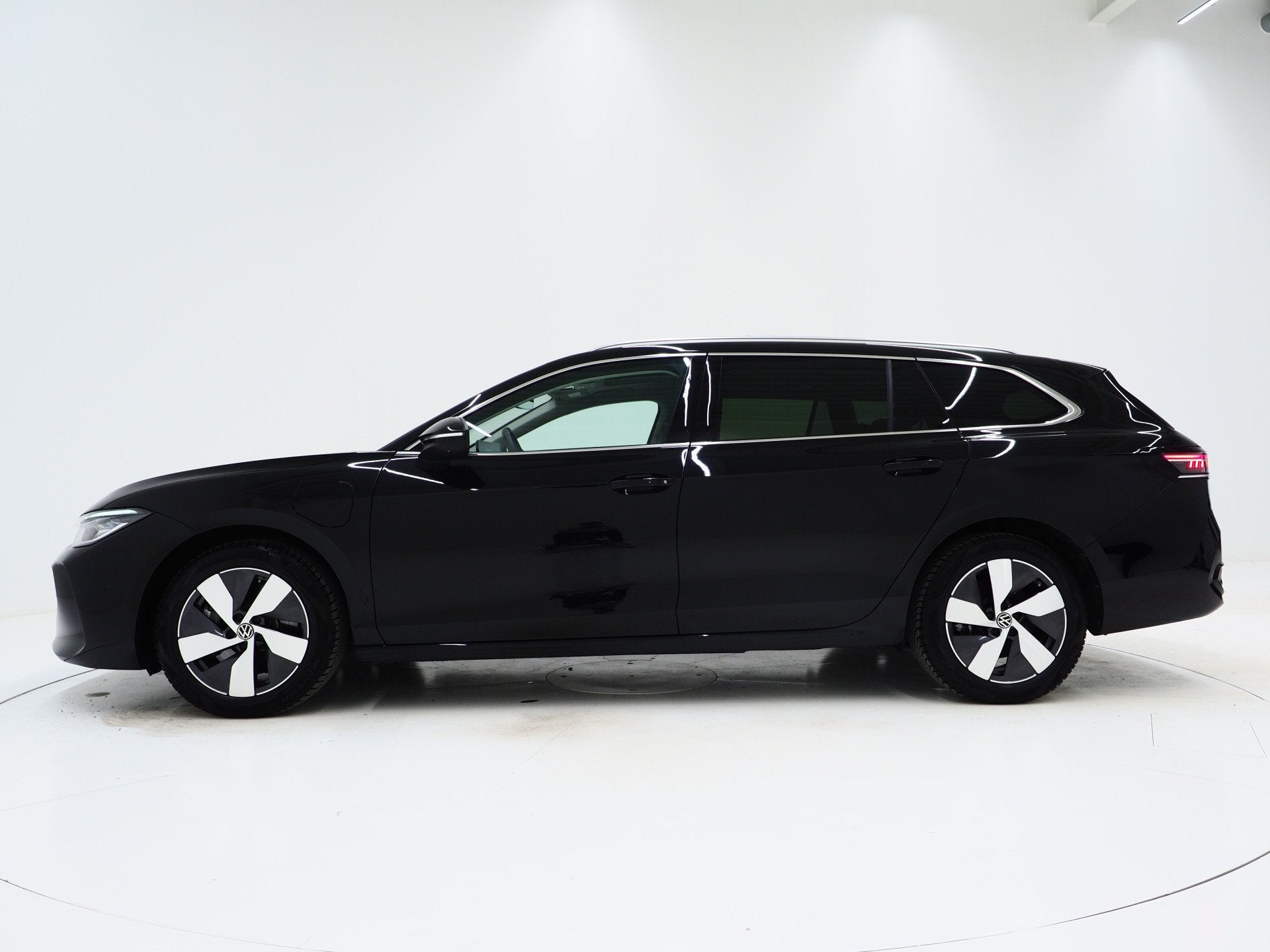 Volkswagen Passat Variant 1.5 eHybrid Elegance | 5 Jaar Gara, 77 km/l, Zwart, 4 cilinders, Zwart
