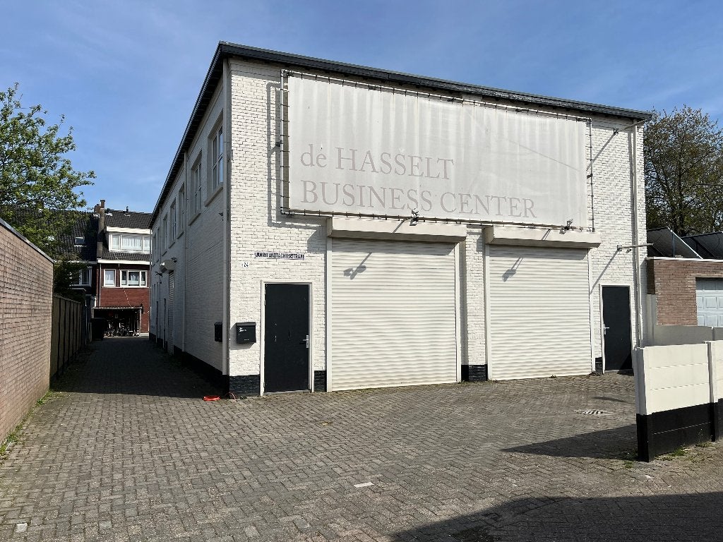 Ruime hal/ loods te huur op een mooie locatie in Tilburg, 100 m², Huur, Bedrijfsruimte